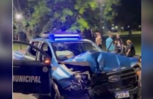 En La Plata, un patrullero municipal protagonizó un fuerte impacto con un camión de servicios