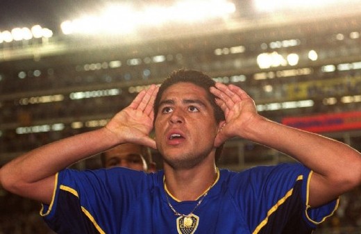Con micrófono en mano, empezó el ataque a Riquelme