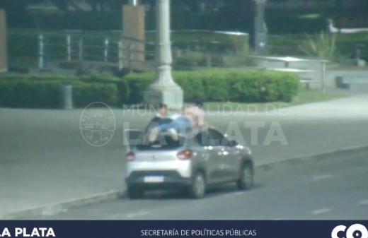 La Plata: secuestraron un vehículo en el cual jóvenes circulaban sobre el techo