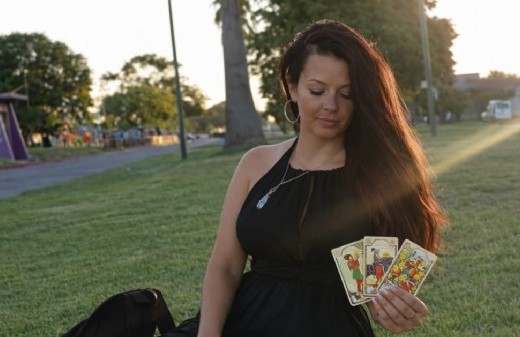 Karen La Pitonisa de Argentina presentó su empresa de bienestar espiritual con consultas, yoga y guía terapéutica