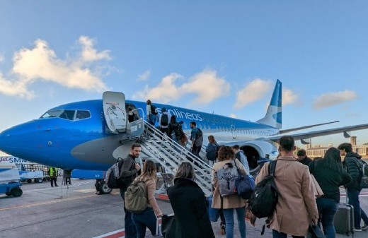 Detuvieron a una azafata de Aerolíneas Argentinas por la amenaza de bomba a un vuelo que se dirigía a Miami