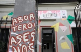 Seguidor de Milei denunciado de acoso sexual atacó el local de la Izquierda en La Plata