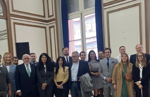 Ricardo Gil Lavedra brindó una charla sobre la abogacía en la Facultad de Ciencias Jurídicas donde fue reconocido como Visitante Ilustre