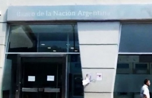 Quisieron ingresar a robar en el Banco Nación de Florencio Varela: boquete en el techo y corte de cables