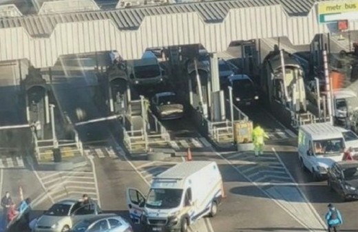 Dos policiales fueron atropellados por un auto en el peaje de la Autopista Perito Moreno