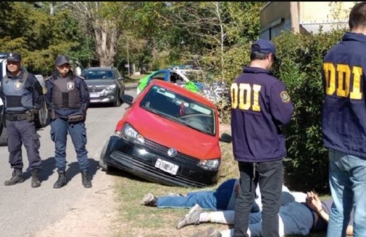 La Plata: dos peligrosos delincuentes fueron detenidos tras caer en una zanja