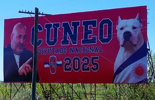 Buenos Aires amaneció con un cartel de Santiago Cúneo que llamó la atención de miles de viajeros