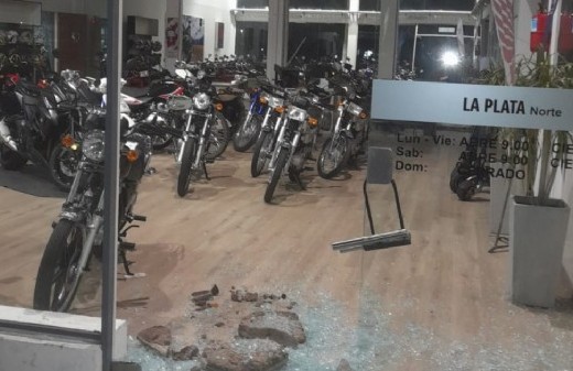 La Plata: dos menores rompieron el vidrio de una concesionaria y se robaron dos motos 0 kilómetros