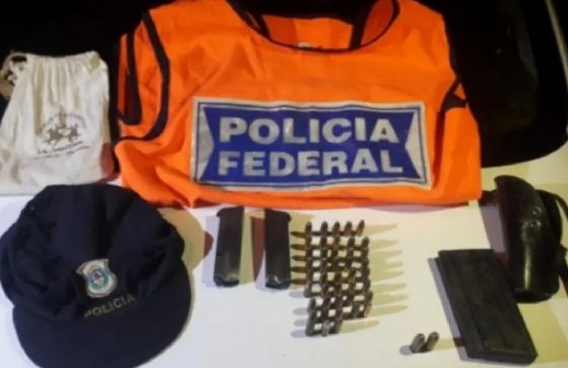 Berazategui: discutió con su marido, le tiró a la basura uniformes policiales y arsenal de municiones