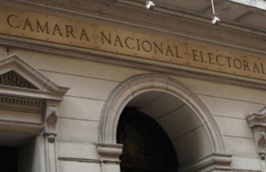 Un "like" en las redes de la Cámara Electoral generó indignación entre votantes de Milei y se abrió una investigación