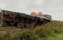 El mal estado de la ruta ocasionó el vuelco de un camión