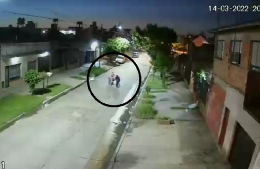 Laferrere: un motochorro atropelló y robó a una mujer, y lo detuvieron los vecinos