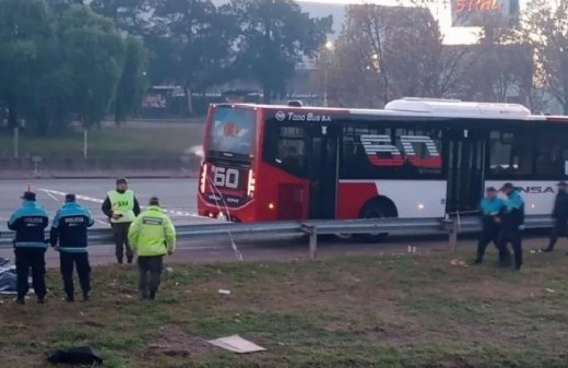 Policías mataron a una ladrona que intentó asaltar a pasajeros en un colectivo de la línea 60