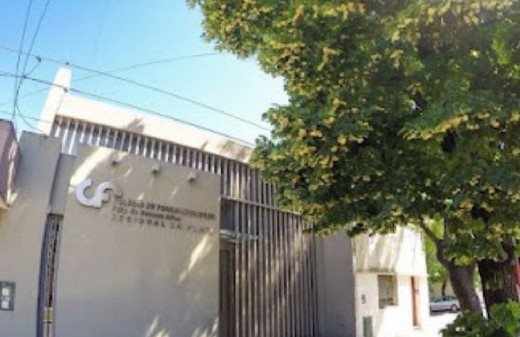 La Plata enfrenta otro caso de ineficiencia estatal, donde un simple pedido de audífonos se convierte en un calvario