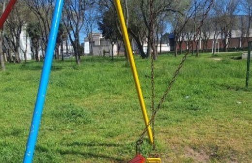Reclamo en Aeroparque por el estado de una plaza: hamacas rotas, hierros oxidados y pastizales en Mar del Plata