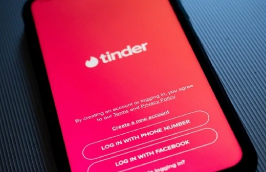 "No tengo nada que ver", dijo la joven a la que la estafadora de Tinder le robó sus fotos