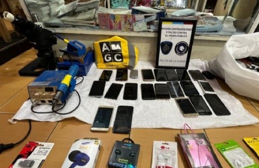 Detuvieron a tres personas que vendían celulares y notebooks robados