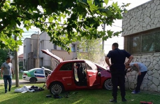 Asalto, persecución y choque en La Plata: un delincuente murió tras impactar contra el frente de una vivienda