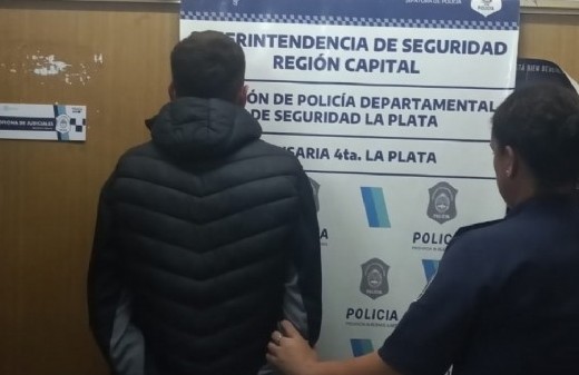 Detención inmediata: un joven descontrolado amenazó a unos efectivos policiales