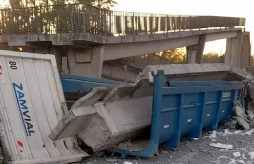 Un camión chocó y derribó un puente peatonal de la ruta 8, en Pilar
