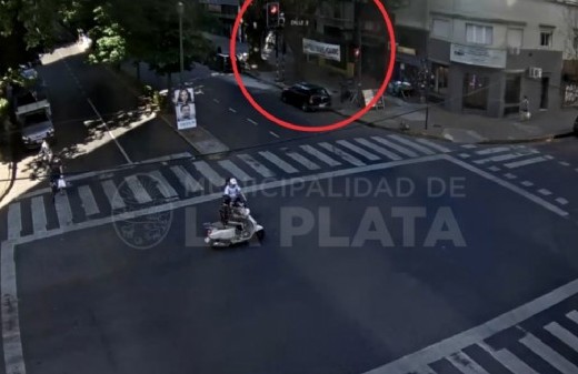 La Plata: un motociclista cruzó un semáforo en rojo y produjo un choque fatal