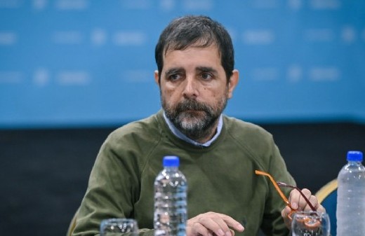 Allanaron la municipalidad de San Martín y le prohibieron salir del país al intendente Fernando Moreira